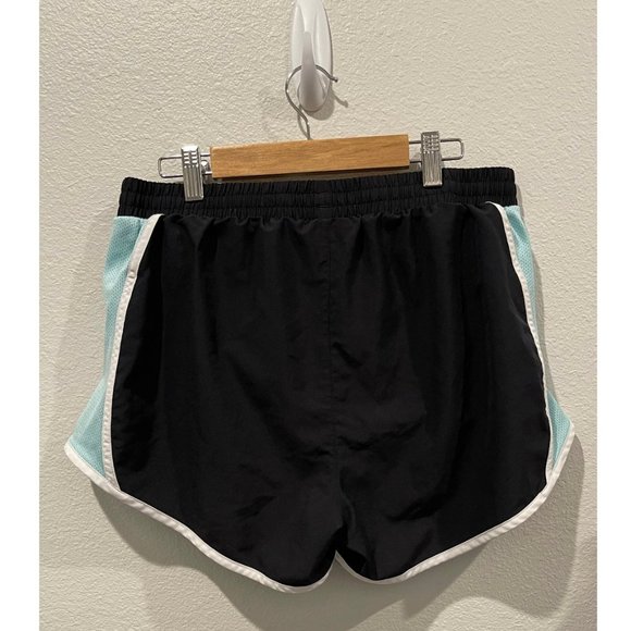 UNDER ARMOUR Shorts - Picture 3 of 3